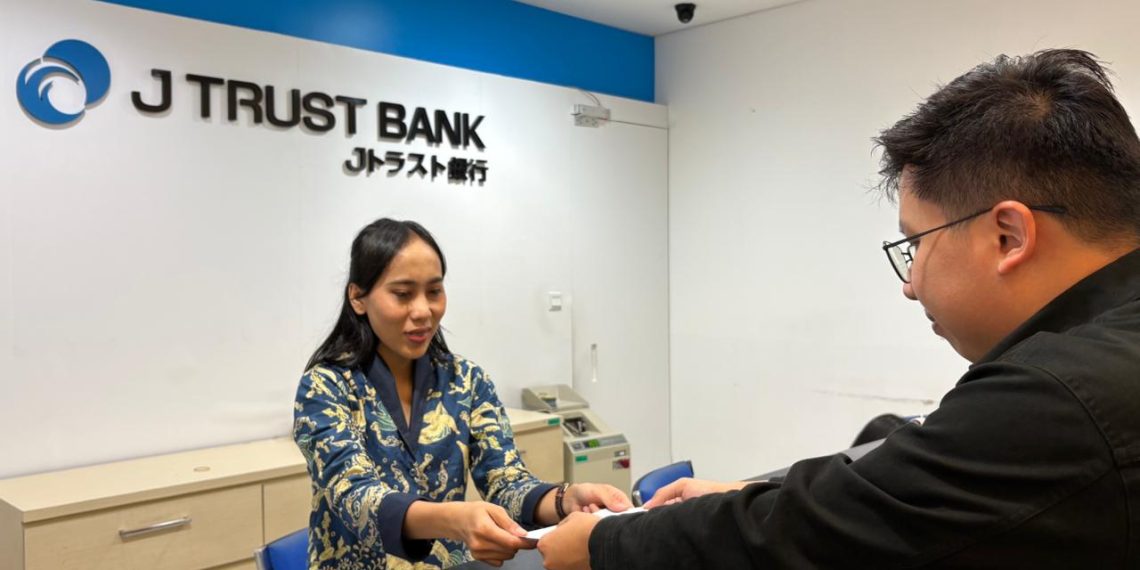 Layanan operasional bank J Trust Bank