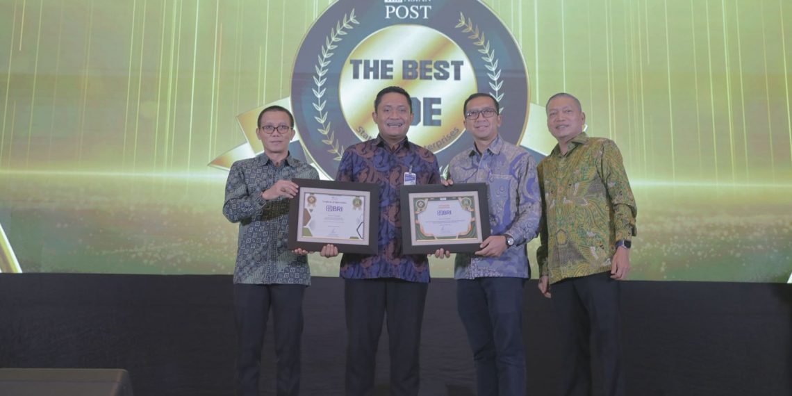 Direktur Commercial Banking BRI, Alexander Dippo Paris menerima penghargaan The Best State Owned Enterprise (SOE) 2025 di ajang The Asian Post - Indonesia Economic Summit 2025 di Shangri-La Hotel Jakarta, Kamis 2 Oktober 2025