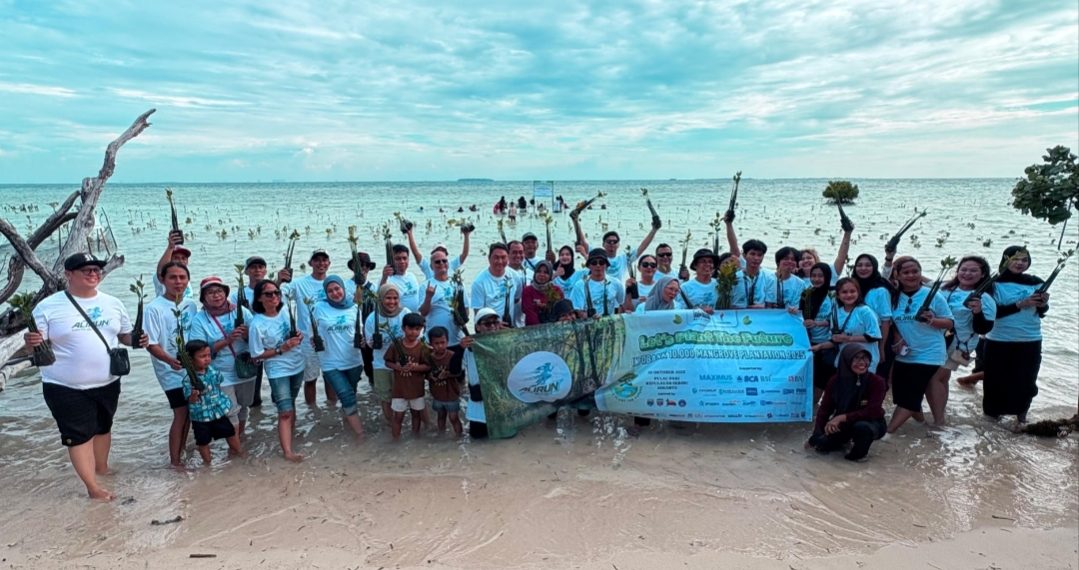 Aksi penanaman 10.000 pohon mangrove, melibatkan Infobank Media Group, pelaku industri keuangan, Kementerian Pemuda dan Olahraga (Kemenpora), komunitas Backpacker Jakarta, Masyarakat Keuangan Pecinta Alam (Makapala), dan mahasiswa dari berbagai perguruan tinggi, di Pulau Pari, Kepulauan Seribu, Jakarta, Sabtu, 25 Oktober 2025. (Foto: M. Ibrahim)