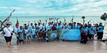 Aksi penanaman 10.000 pohon mangrove, melibatkan Infobank Media Group, pelaku industri keuangan, Kementerian Pemuda dan Olahraga (Kemenpora), komunitas Backpacker Jakarta, Masyarakat Keuangan Pecinta Alam (Makapala), dan mahasiswa dari berbagai perguruan tinggi, di Pulau Pari, Kepulauan Seribu, Jakarta, Sabtu, 25 Oktober 2025. (Foto: M. Ibrahim)