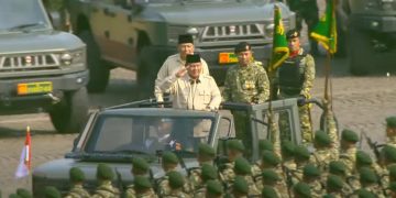 Presiden Prabowo Subianto saat memeriksa pasukan HUT ke-80 TNI, didampingi Menhan Sjafrie Sjamsoeddin, dan Panglima TNI Jenderal Agus Subiyanto di lapangan Monumen Nasional (Monas), Jakarta, Minggu, 5 Oktober 2025