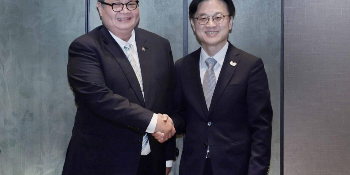 Menteri Koordinator Bidang Perekonomian, Airlangga Hartarto dan Menteri Perdagangan, Investasi, dan Sumber Daya atau Minister for Trade, Industry and Resources Republik Korea Kim Jung Kwan