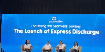 President Director Asuransi Astra, Maximiliaan Agastisianus (dua dari kanan) memberikan pernyataan dalam konferensi pers, di Jakarta, Rabu, 12 November 2025. (Foto: Khoirifa)