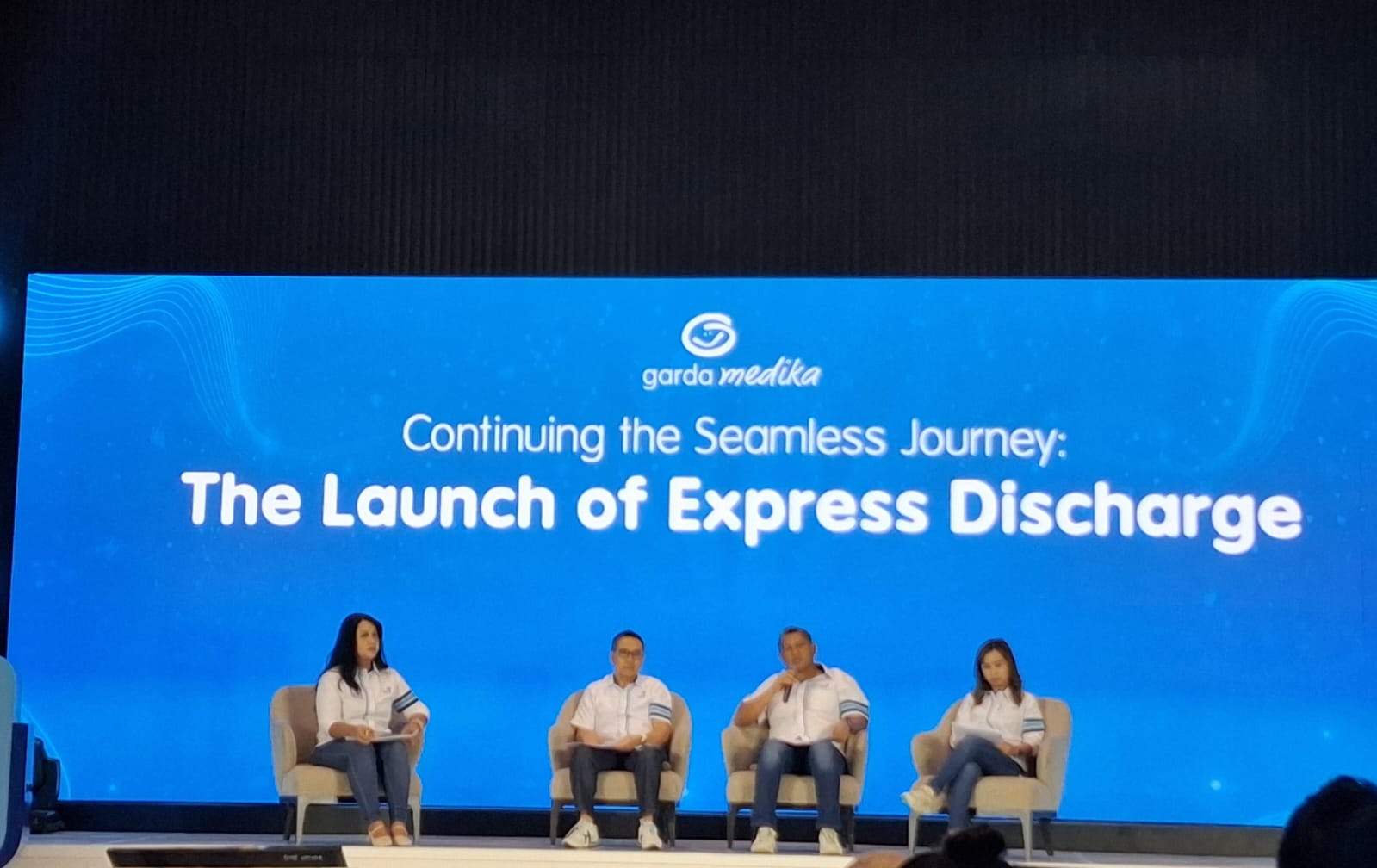 President Director Asuransi Astra, Maximiliaan Agastisianus (dua dari kanan) memberikan pernyataan dalam konferensi pers, di Jakarta, Rabu, 12 November 2025. (Foto: Khoirifa)