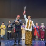 Wakil Presiden Direktur BCA Armand W. Hartono (kanan depan) menerima penghargaan Grand Champion TBCCI 2025 yang diselenggarakan oleh Indonesia Contact Center Association (ICCA). (Foto: Dok. BCA)