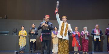 Wakil Presiden Direktur BCA Armand W. Hartono (kanan depan) menerima penghargaan Grand Champion TBCCI 2025 yang diselenggarakan oleh Indonesia Contact Center Association (ICCA). (Foto: Dok. BCA)