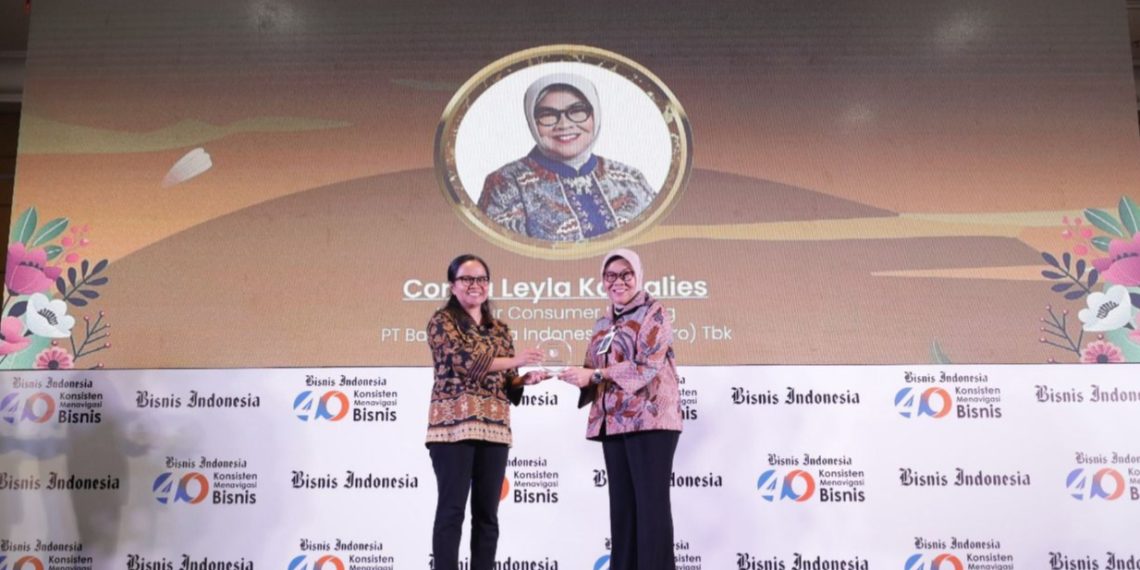 Direktur Consumer Banking BNI, Corina Leyla Karnalies, meraih penghargaan Women in SDG’s Action 2025 untuk kategori SDG’s No Poverty, di Jakarta, Selasa (11/11/2025). (Foto: Dok. BNI)