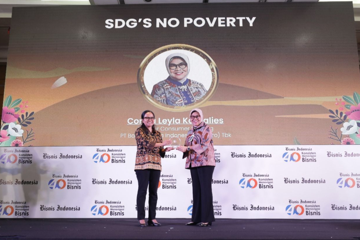 Direktur Consumer Banking BNI, Corina Leyla Karnalies, meraih penghargaan Women in SDG’s Action 2025 untuk kategori SDG’s No Poverty, di Jakarta, Selasa (11/11/2025). (Foto: Dok. BNI)