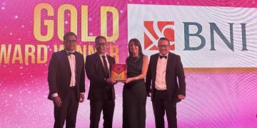 Direktur Operations BNI, Ronny Venir menerima trofi Gold Award dan Silver Award pada malam penganugerahan dalam ajang ICXA 2025, di London, Inggris,.Rabu (12/11/2025) (Foto: Dok. BNI)