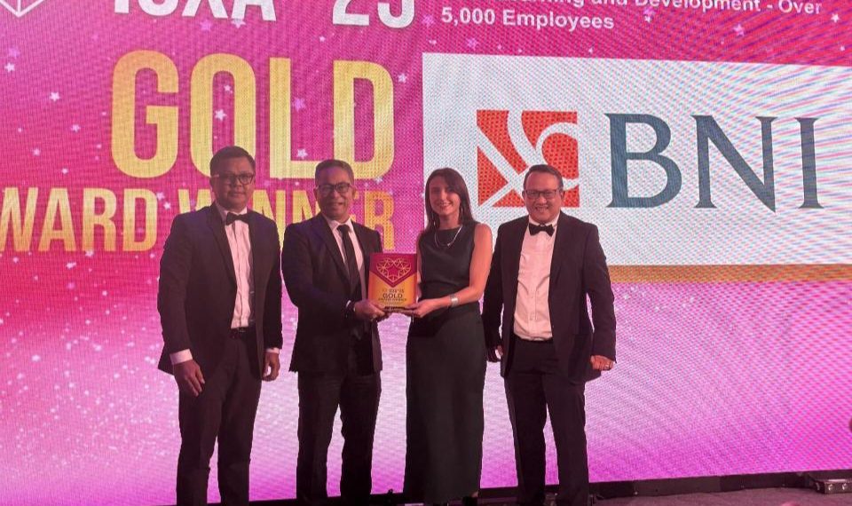 Direktur Operations BNI, Ronny Venir menerima trofi Gold Award dan Silver Award pada malam penganugerahan dalam ajang ICXA 2025, di London, Inggris,.Rabu (12/11/2025) (Foto: Dok. BNI)