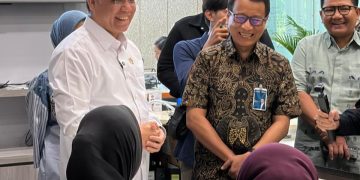 Menteri Ketenagakerjaan Yassierli (kiri) saat melakukan kunjungan kerja ke Kantor Pusat BNI di Jakarta, Jumat (28/11). Dalam kunjungan tersebut, Yassierli diterima oleh Direktur Utama BNI Putrama Wahju Setyawan beserta jajaran. (Foto: Dok. BNI)