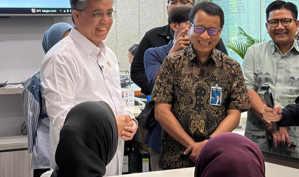 Menteri Ketenagakerjaan Yassierli (kiri) saat melakukan kunjungan kerja ke Kantor Pusat BNI di Jakarta, Jumat (28/11). Dalam kunjungan tersebut, Yassierli diterima oleh Direktur Utama BNI Putrama Wahju Setyawan beserta jajaran. (Foto: Dok. BNI)