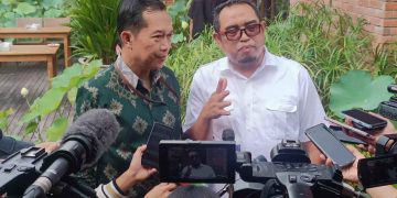 Kepala Divisi Umum Badan Pengelola Dana Perkebunan (BPDP), Adi Sucipto (kanan), bersama Kepala Kanwil DJPB Bali, Muhamad Mufti Arkan, usai aacara Kunjungan Kerja Media "Kontribusi Kakao untuk APBN dan Perekonomian Nasional", di Kuta, Kabupaten Badung, Bali, Senin, 24 November 2025. (Foto: Julian)