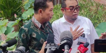 Kepala Divisi Umum Badan Pengelola Dana Perkebunan (BPDP), Adi Sucipto (kanan), bersama Kepala Kanwil DJPB Bali, Muhamad Mufti Arkan, usai aacara Kunjungan Kerja Media "Kontribusi Kakao untuk APBN dan Perekonomian Nasional", di Kuta, Kabupaten Badung, Bali, Senin, 24 November 2025. (Foto: Julian)