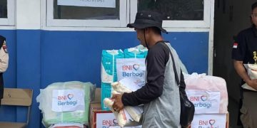 BNI Salurkan Bantuan Darurat untuk Korban Banjir Bandang di Padang dan Sibolga. (Foto: Dok. BNI)