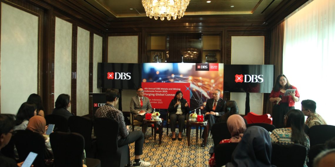 Ekonom Senior Bank DBS, Radhika Rao (tengah) saat media briefing DBS Metal and Mining Forum 2025 di Jakarta, Rabu (26/11). (Foto: Erman Subekti)