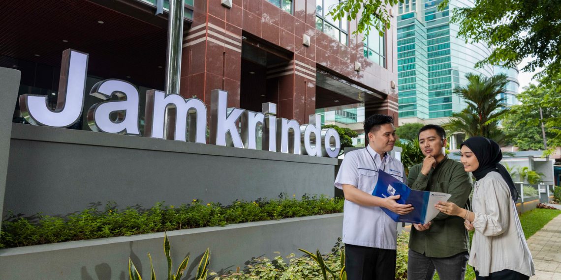 Interaksi antara pegawai dan nasabah di depan Gedung Jamkrindo. (Foto: Istimewa)