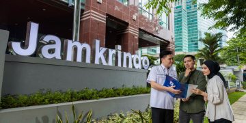 Interaksi antara pegawai dan nasabah di depan Gedung Jamkrindo. (Foto: Istimewa)