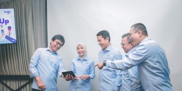 Presiden Direktur PT Tugu Pratama Indonesia Tbk (Tugu Insurance) Adi Pramana (tengah) berbincang dengan Direktur Pemasaran Asuransi Non Minyak & Gas Ery widiyatmoko (kiri), Direktur Keuangan & Layanan Keuangan Fitri Azwar (kedua kiri), Direktur Kepatuhan & Manajemen Risiko Edi Yoga Prasetya dan Direktur Teknik Fadlil Iswahyudi (kanan) di sela acara media briefing di Jakarta. (Foto: Erman Subekti)