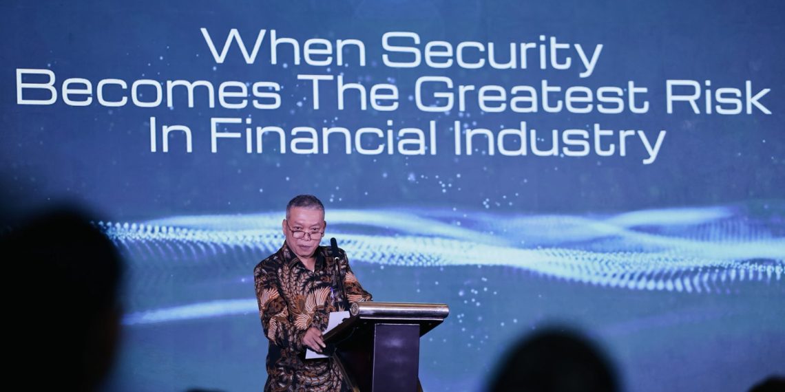 Chairman Infobank Media Group, Eko B. Supriyanto, dalam acara Seminar "When Security Becomes the Greatest Risk in Financial Industry" yang digelar Infobank Media Group bersama FDS PAC Group dan APEI, di JS Luwansa Hotel, Kuningan, Jakarta, Kamis, 20 November 2025. (Foto: M. Zulfikar)