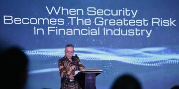 Chairman Infobank Media Group, Eko B. Supriyanto, dalam acara Seminar "When Security Becomes the Greatest Risk in Financial Industry" yang digelar Infobank Media Group bersama FDS PAC Group dan APEI, di JS Luwansa Hotel, Kuningan, Jakarta, Kamis, 20 November 2025. (Foto: M. Zulfikar)