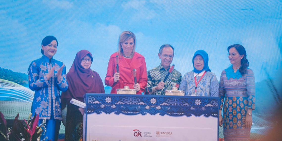 Penasihat Khusus Sekretaris Jenderal PBB untuk Kesehatan Finansial (UNSGSA) yang juga Ratu Maxima dari Kerajaan Belanda (ketiga kiri) memukul gamelan bersama Ketua Dewan Komisioner Otoritas Jasa Keuangan (OJK) Mahendra Siregar (ketiga kanan), Kepala Eksekutif Pengawas Perilaku Pelaku Usaha Jasa Keuangan, Edukasi, dan Pelindungan Konsumen OJK Friderica Widyasari Dewi (kiri), Dirjen Stabilitas dan Pengembangan Sektor Keuangan Kemenkeu Masyita Crystallin (kanan), Anggota Komisi XI DPR Andi Yuliani Paris (kedua kanan) dan Anis Byarwati (kedua kiri) usai mengikuti acara Kesehatan Finansial Nasional di Gedung Dhanapala Kemenkeu, Jakarta, Kamis, 27 November 2025. (Foto: Erman Subekti)