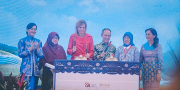 Penasihat Khusus Sekretaris Jenderal PBB untuk Kesehatan Finansial (UNSGSA) yang juga Ratu Maxima dari Kerajaan Belanda (ketiga kiri) memukul gamelan bersama Ketua Dewan Komisioner Otoritas Jasa Keuangan (OJK) Mahendra Siregar (ketiga kanan), Kepala Eksekutif Pengawas Perilaku Pelaku Usaha Jasa Keuangan, Edukasi, dan Pelindungan Konsumen OJK Friderica Widyasari Dewi (kiri), Dirjen Stabilitas dan Pengembangan Sektor Keuangan Kemenkeu Masyita Crystallin (kanan), Anggota Komisi XI DPR Andi Yuliani Paris (kedua kanan) dan Anis Byarwati (kedua kiri) usai mengikuti acara Kesehatan Finansial Nasional di Gedung Dhanapala Kemenkeu, Jakarta, Kamis, 27 November 2025. (Foto: Erman Subekti)