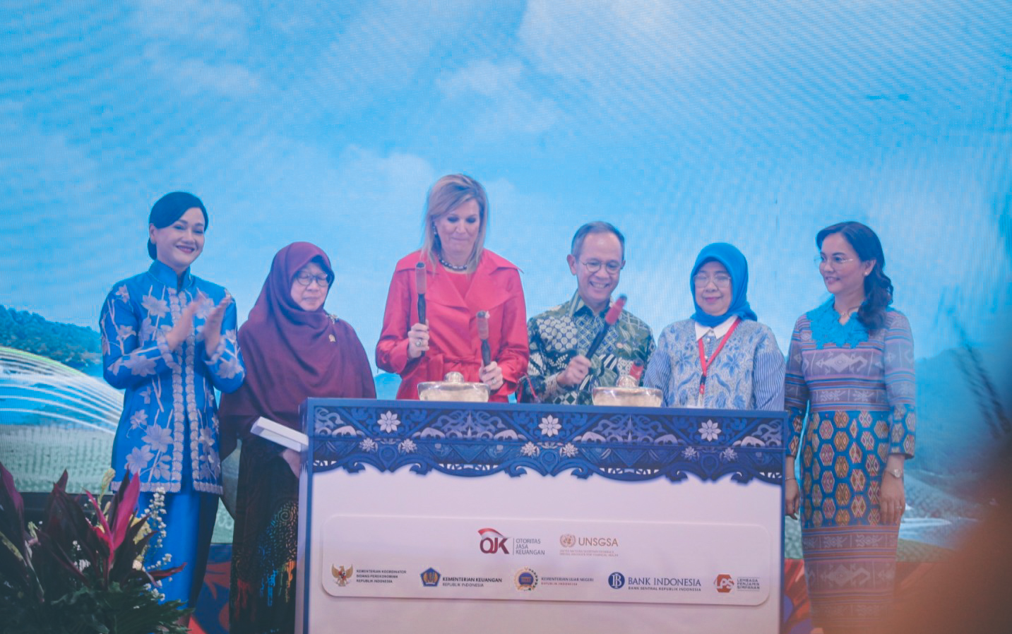 Penasihat Khusus Sekretaris Jenderal PBB untuk Kesehatan Finansial (UNSGSA) yang juga Ratu Maxima dari Kerajaan Belanda (ketiga kiri) memukul gamelan bersama Ketua Dewan Komisioner Otoritas Jasa Keuangan (OJK) Mahendra Siregar (ketiga kanan), Kepala Eksekutif Pengawas Perilaku Pelaku Usaha Jasa Keuangan, Edukasi, dan Pelindungan Konsumen OJK Friderica Widyasari Dewi (kiri), Dirjen Stabilitas dan Pengembangan Sektor Keuangan Kemenkeu Masyita Crystallin (kanan), Anggota Komisi XI DPR Andi Yuliani Paris (kedua kanan) dan Anis Byarwati (kedua kiri) usai mengikuti acara Kesehatan Finansial Nasional di Gedung Dhanapala Kemenkeu, Jakarta, Kamis, 27 November 2025. (Foto: Erman Subekti)