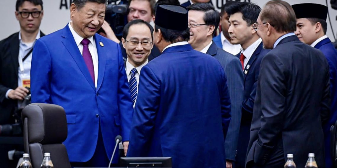 Presiden Republik Indonesia Prabowo Subianto menghadiri APEC Economic Leaders’ Meeting (AELM) sesi ke-2 di Hwabaek International Convention Centre (HICO), Gyeongju, Republik Korea, pada Sabtu, 1 November 2025. (Foto: BPMI Setpres)