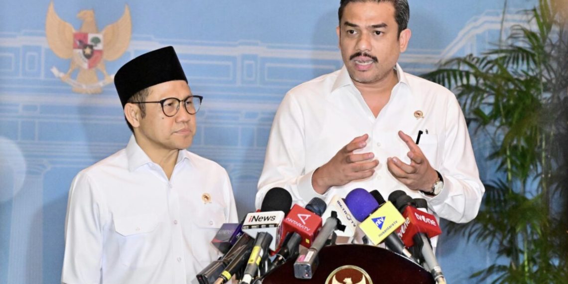 Menteri Koordinator Bidang Pemberdayaan Masyarakat Muhaimin Iskandar dan Menteri UMKM Maman Abdurrahman menyampaikan keterangannya usai mengikuti rapat terbatas yang dipimpin oleh Presiden Prabowo Subianto di Istana Merdeka, Jakarta, pada Rabu, 5 November 2025. Foto: BPMI Setpres