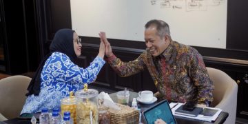 Menteri Koperasi Ferry Juliantono saat bertemu Wakil Kepala Badan Gizi Nasional (BGN) Nanik S Deyang, di Kantor Kementerian Koperasi di Jakarta, Kamis (6/11).