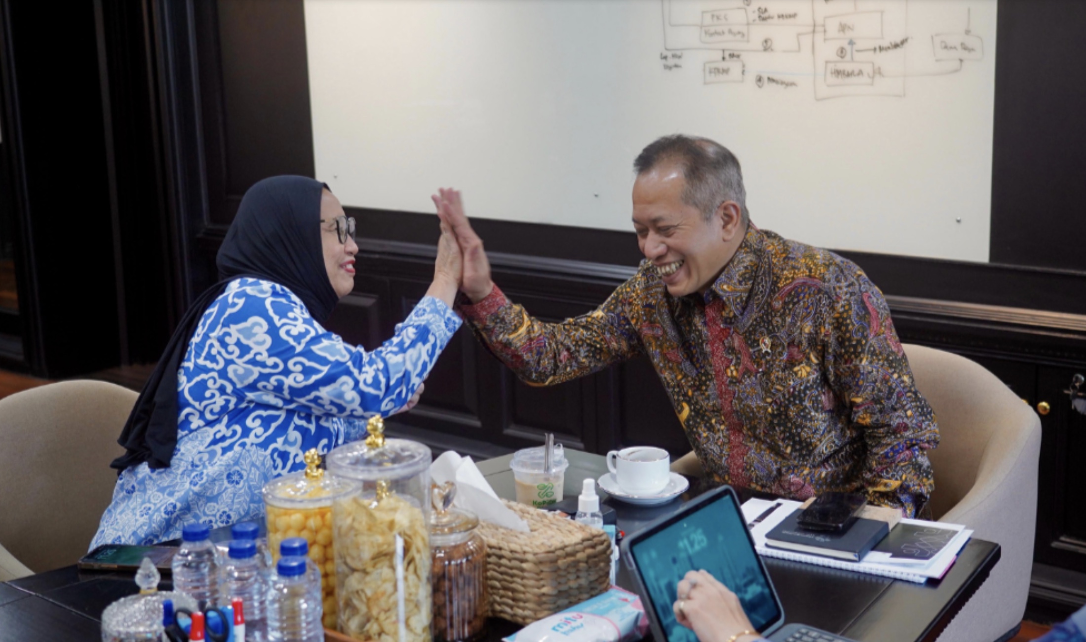 Menteri Koperasi Ferry Juliantono saat bertemu Wakil Kepala Badan Gizi Nasional (BGN) Nanik S Deyang, di Kantor Kementerian Koperasi di Jakarta, Kamis (6/11).