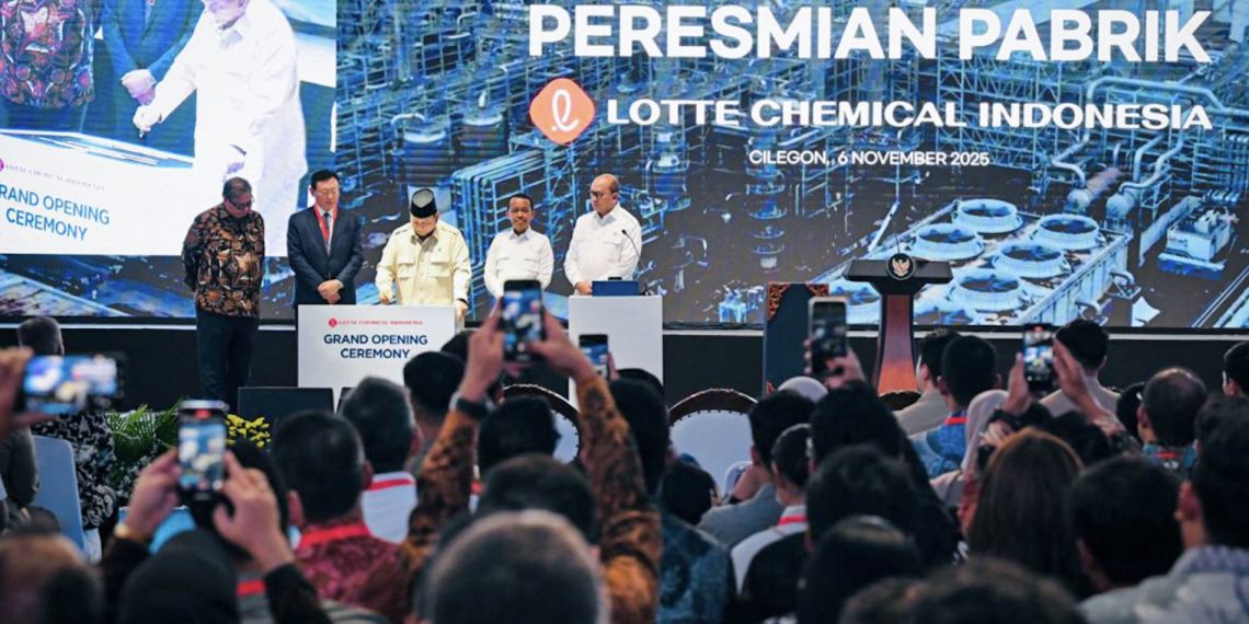 Presiden Prabowo Subianto meresmikan pabrik Lotte Chemical Indonesia (LCI) di Kota Cilegon, Provinsi Banten, pada Kamis, 6 November 2025. (Foto: BPMI Setpres).