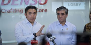 ekretaris Kabinet (Seskab) Teddy Indra Wijaya menyampaikan keterangan pers usai meninjau langsung pelaksanaan Program Magang Nasional di salah satu perusahaan besar swasta, PT Denso Indonesia, Kabupaten Bekasi, Jawa Barat, pada Jumat, 7 November 2025. (Foto: Istimewa)