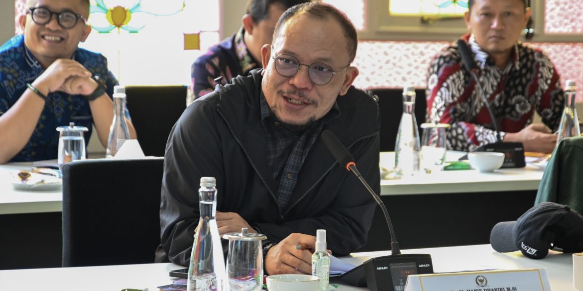 Wakil Ketua Komisi XI DPR RI Hanif Dhakiri saat memimpin pertemuan Kunjungan Kerja Komisi XI DPR RI dengan OJK Provinsi Jawa Tengah beserta jajaran, Semarang, Jawa Tengah (foto: DPR)