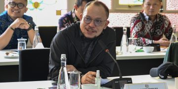 Wakil Ketua Komisi XI DPR RI Hanif Dhakiri saat memimpin pertemuan Kunjungan Kerja Komisi XI DPR RI dengan OJK Provinsi Jawa Tengah beserta jajaran, Semarang, Jawa Tengah (foto: DPR)