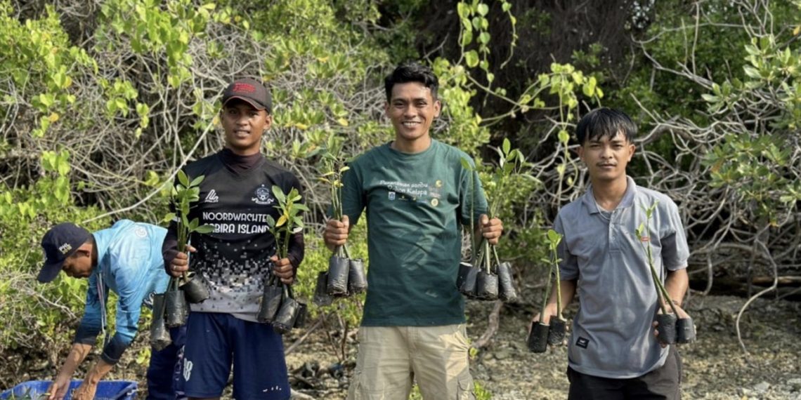 Gunawan dan pemuda Karang Taruna di Pulau Sabira Kepulauan Seribu, para pelestari penyu dan pembangun benteng mangrove.