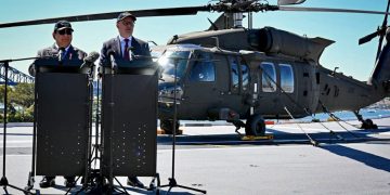 Presiden Prabowo Subianto menyampaikan pernyataan pers bersama Perdana Menteri Australia Anthony Albanese usai meninjau Kapal HMAS Canberra di Garden Island Naval Base, Sydney, Australia, pada Rabu, 12 November 2025. (Foto: BPMI Setpres)