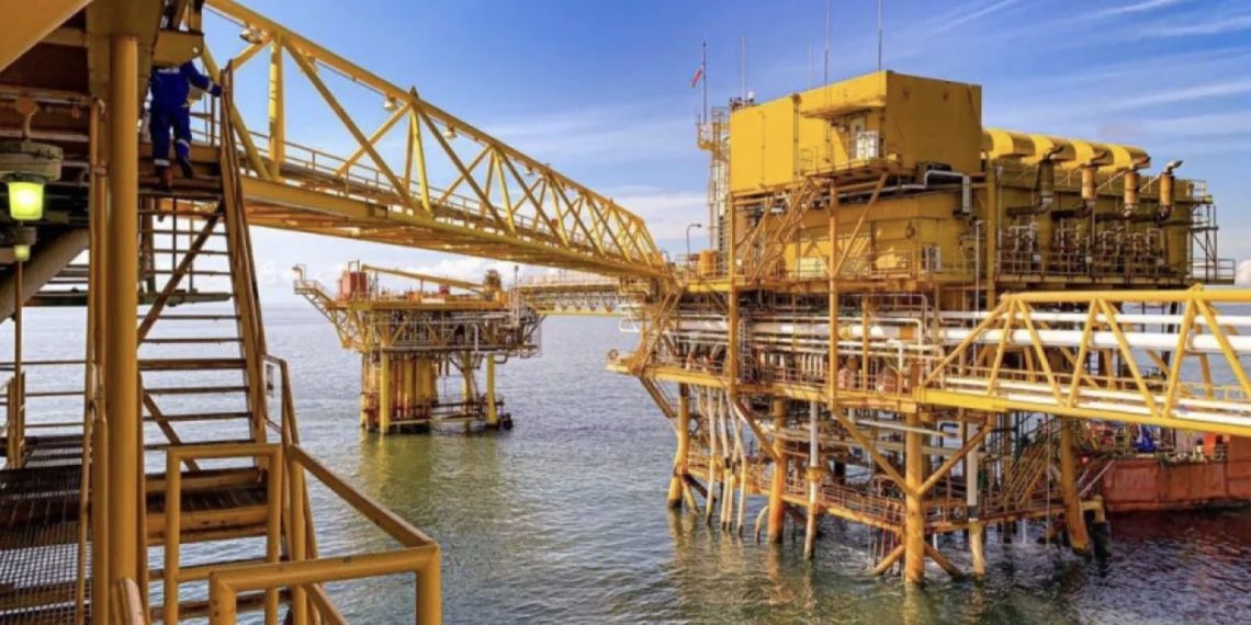 Fasilitas migas yang dioperasikan Pertamina Hulu Indonesia (PHI) di lepas pantai Kalimantan Timur. Foto : Antara