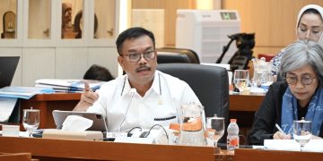 Anggota Komisi IX DPR RI Edy Wuryanto saat Rapat Kerja Komisi IX DPR RI dengan Menteri Kesehatan RI, Ketua DJSN, Ketua Dewan Pengawas BPJS Kesehatan, Direktur Utama BPJS Kesehatan di Ruang Rapat Komisi IX, Jakarta, Kamis (13/11/2025). Foto: DPR