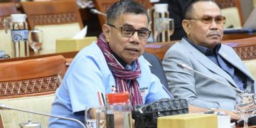 Anggota Komisi III DPR RI, Hinca Panjaitan, saat mengikuti Rapat Dengar Pendapat (RDP) Komisi III DPR dengan Pansel KY di Gedung Nusantara II, Senayan, Jakarta, Senin (17/11/2025). Foto: DPR