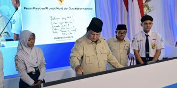 Presiden Prabowo Subianto secara resmi meluncurkan Program Digitalisasi Pembelajaran untuk Indonesia Cerdas dalam sebuah acara yang digelar terpusat di SMP Negeri 4 Kota Bekasi, pada Senin, 17 November 2025. Foto: BPMI Setpres