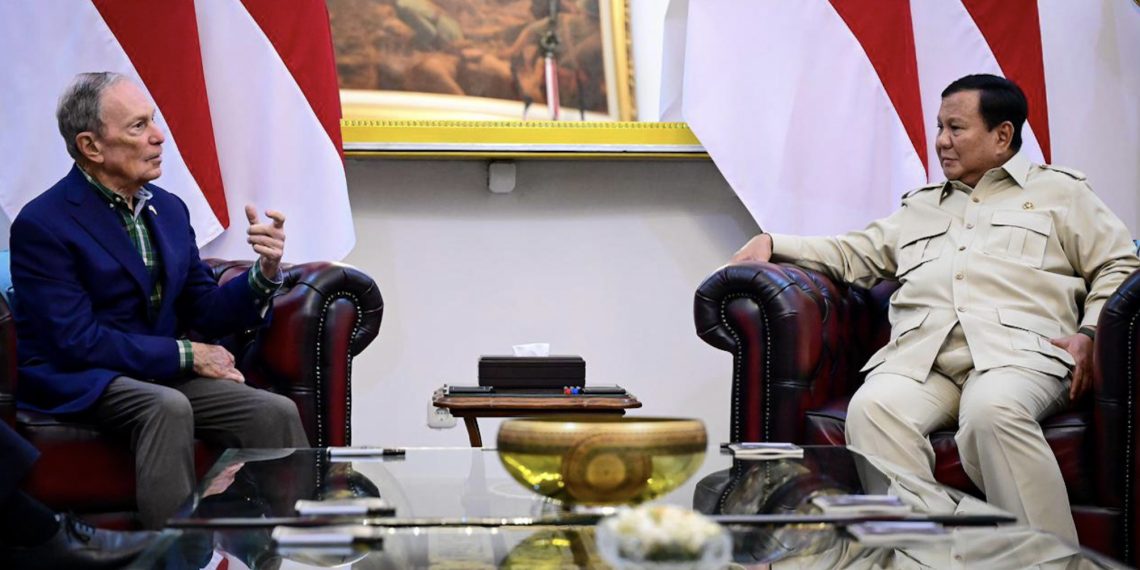 Presiden Prabowo Subianto menerima kunjungan Michael Bloomberg beserta delegasi di Istana Kepresidenan, Jakarta, pada Selasa, 18 November 2025. (Foto: BPMI Setpres)