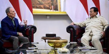 Presiden Prabowo Subianto menerima kunjungan Michael Bloomberg beserta delegasi di Istana Kepresidenan, Jakarta, pada Selasa, 18 November 2025. (Foto: BPMI Setpres)