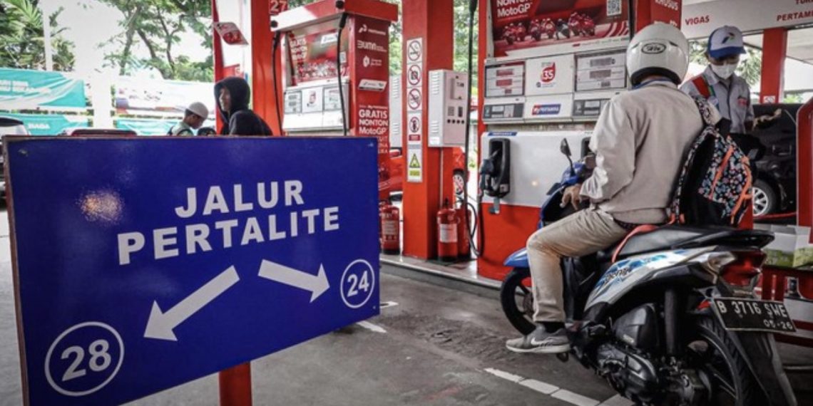 Ilustrasi pengendara mengisi bensin jenis Pertalite di SPBU