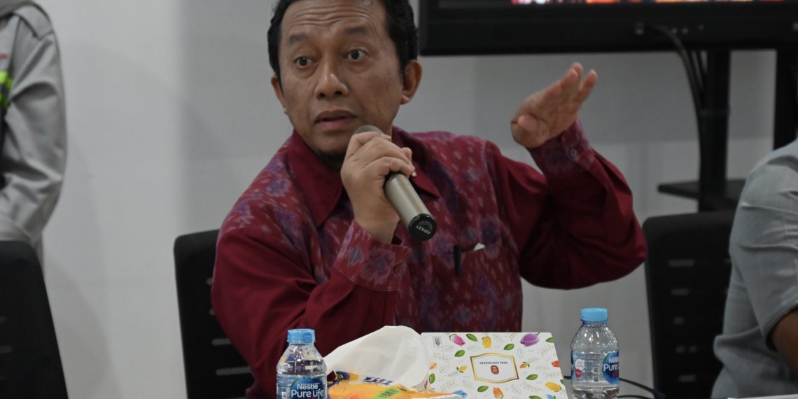 Anggota Komisi VII DPR RI, Tifatul Sembiring, saat mengikuti pertemuan dalam rangka meninjau operasional PT Lotte Chemical Indonesia (LCI) di Cilegon, Banten. Foto: DPR