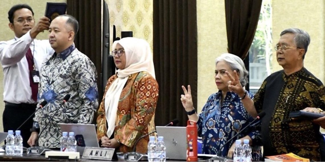 KPPU menghadirkan para ahli yang berasal dari bidang hukum persaingan usaha.