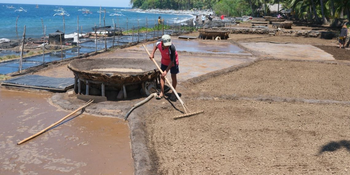 Produksi garam palungan di Kampung Berseri Astra Les, Bali. (Foto: Istimewa)