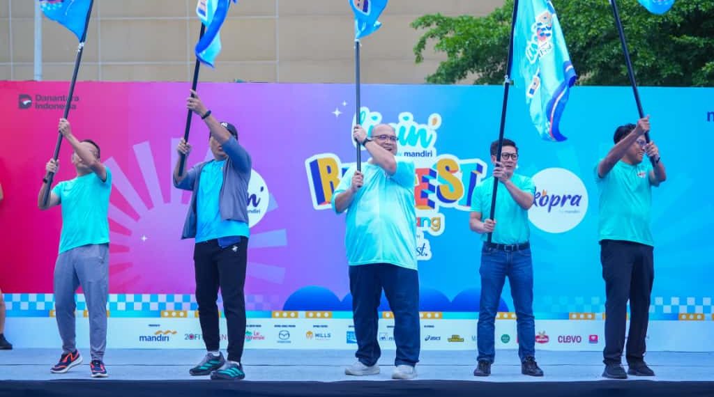 Wakil Direktur Utama Bank Mandiri Henry Panjaitan, Direktur Consumer Banking Bank Mandiri Saptari, Kakanwil Ditjen Perbendaharaan Provinsi Sumatera Selatan Rahmadi Murwanto, serta Deputi OJK Sumatera Selatan Tito Aji Siswantoro saat membuka gelaran Livin’ Run Fest 2025 Palembang di Palembang Sport and Convention Center (PSCC), Minggu (16/11).(Foto: Dok. Bank Mandiri)