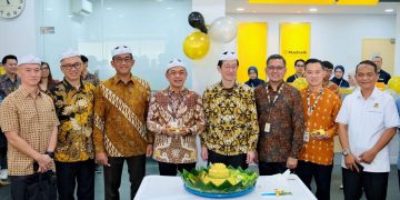 Ki-ka: Head Corporate Banking Maybank Indonesia, Hertanto Gunadi; Head Community Distribution Maybank Indonesia, Harryanto Pramono; Direktur Global Banking Maybank Indonesia, Ricky Antariksa; Regional Director Maybank Indonesia Jawa Barat, Muhammad Husni Hs; Direktur Community Financial Services Maybank Indonesia, Bianto Surodjo; Area Branch Manager Jawa Barat 4, Ibramsyah Amir; Branch Manager, Tanto Mariono; dan Ketua Kadin Subang, Agus Prabanta. (Foto: Istimewa)